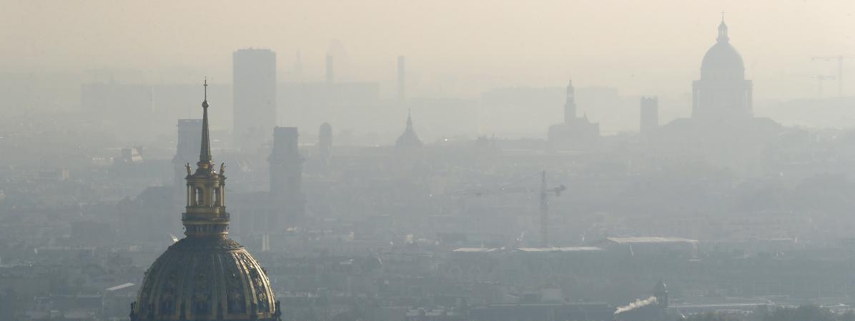 Paris sous un nuage de pollution, le 12 octobre 2016. (PATRICK KOVARIK / AFP)